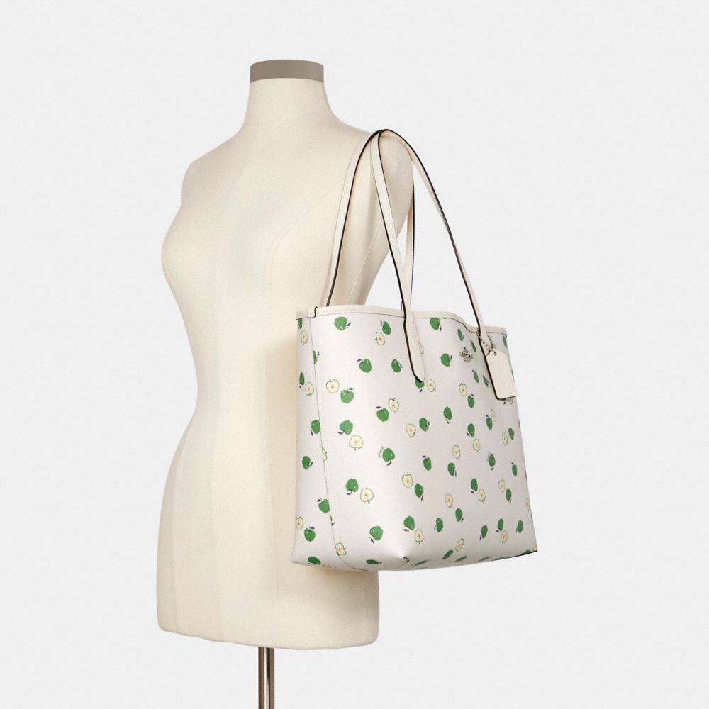 セールCoachアップルりんごプリントシティートートバッグ セールCoachアップルりんごプリントシティートートバッグ (Coach