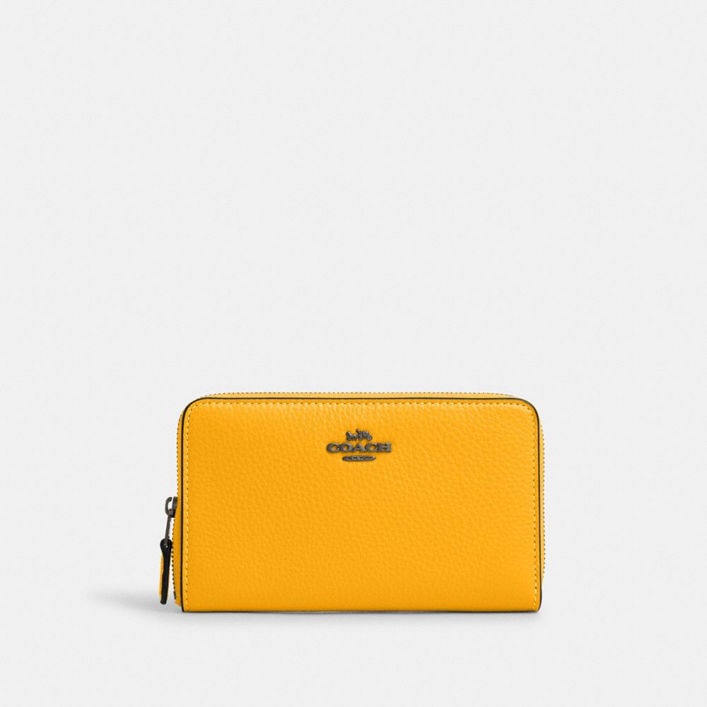 COACH®,PORTEFEUILLE À ZIP DE FORMAT MOYEN AVEC FENÊTRE POUR PIÈCE D’IDENTITÉ,Cuir galet,Mini,Qb/Curcuma,Front View