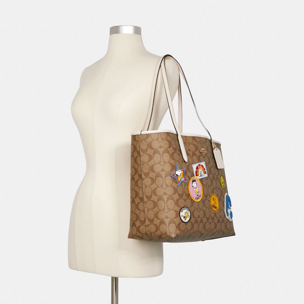 【Coach】Peanuts City Tote Bag In Signature Canvasスヌーピー COACH® Outlet | Coach X Peanuts City Tote Bag In Signature