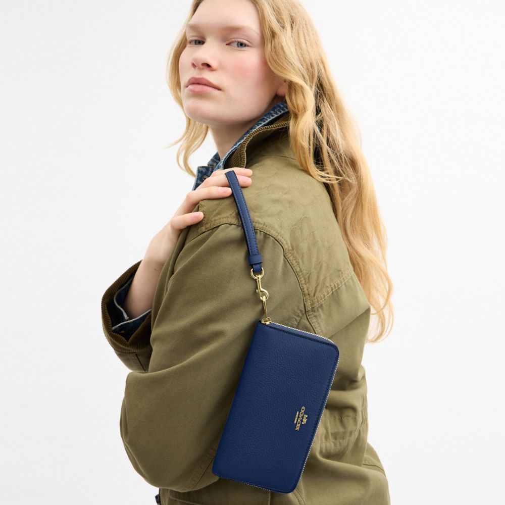 COACH®,PORTEFEUILLE ZIP-CONTOUR LONG,Cuir galet,Mini,Or/Bleu Profond,Detail View