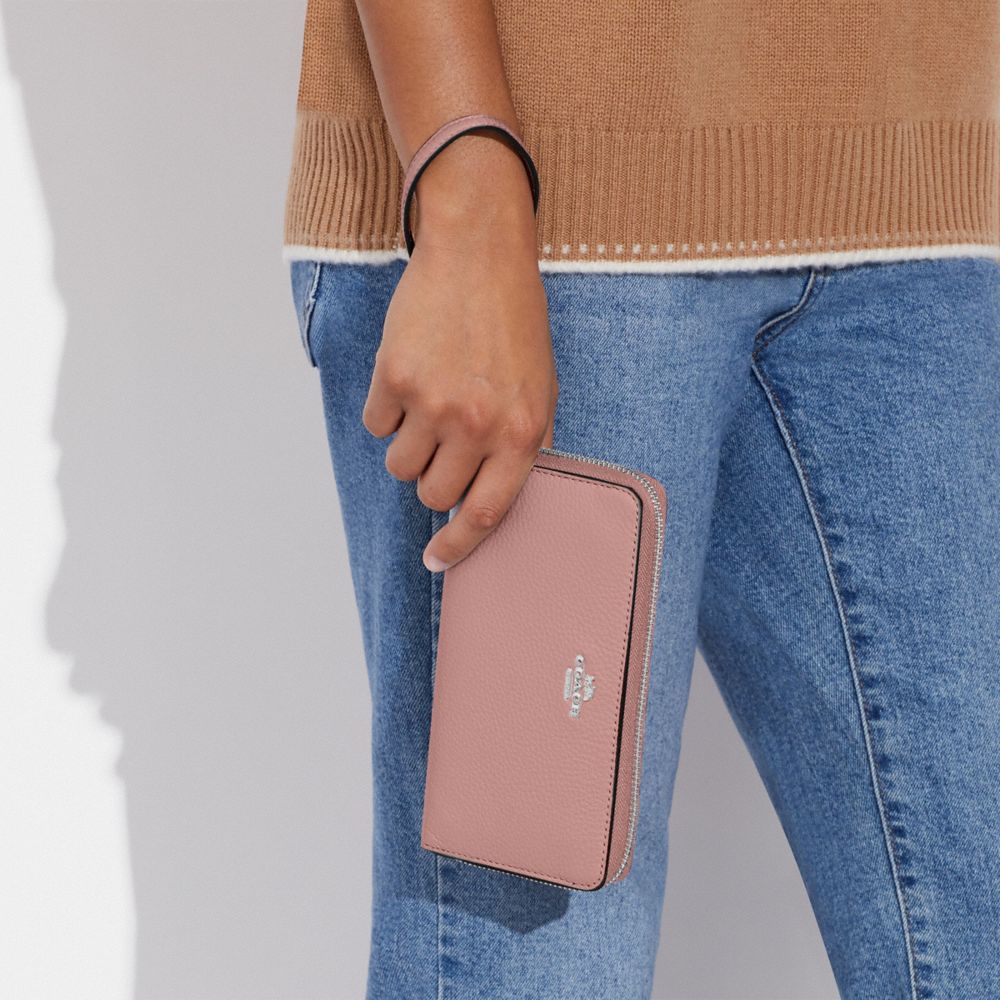 COACH®,PORTEFEUILLE ZIP-CONTOUR LONG,Cuir galet,Argent/Œillet,Detail View