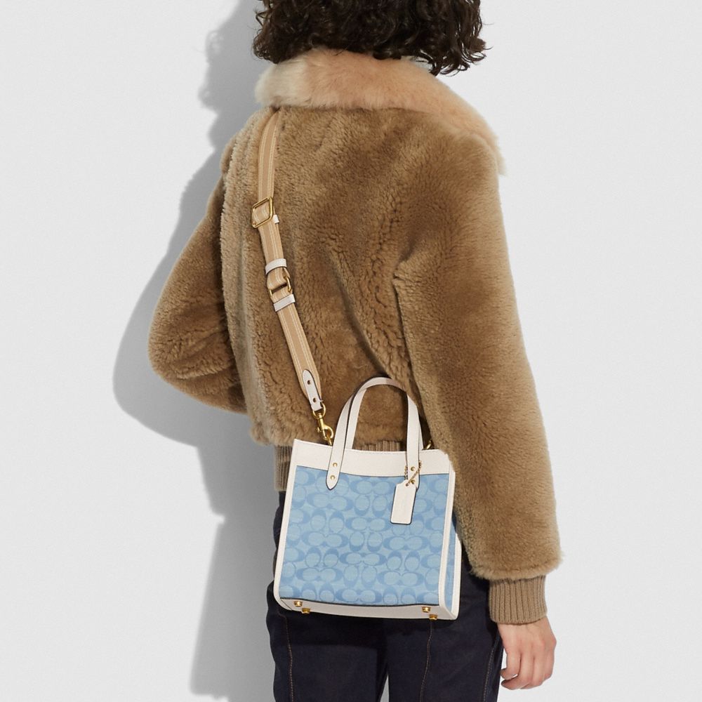 Coach Field Tote 22 in Signature Denim – Club de Mode