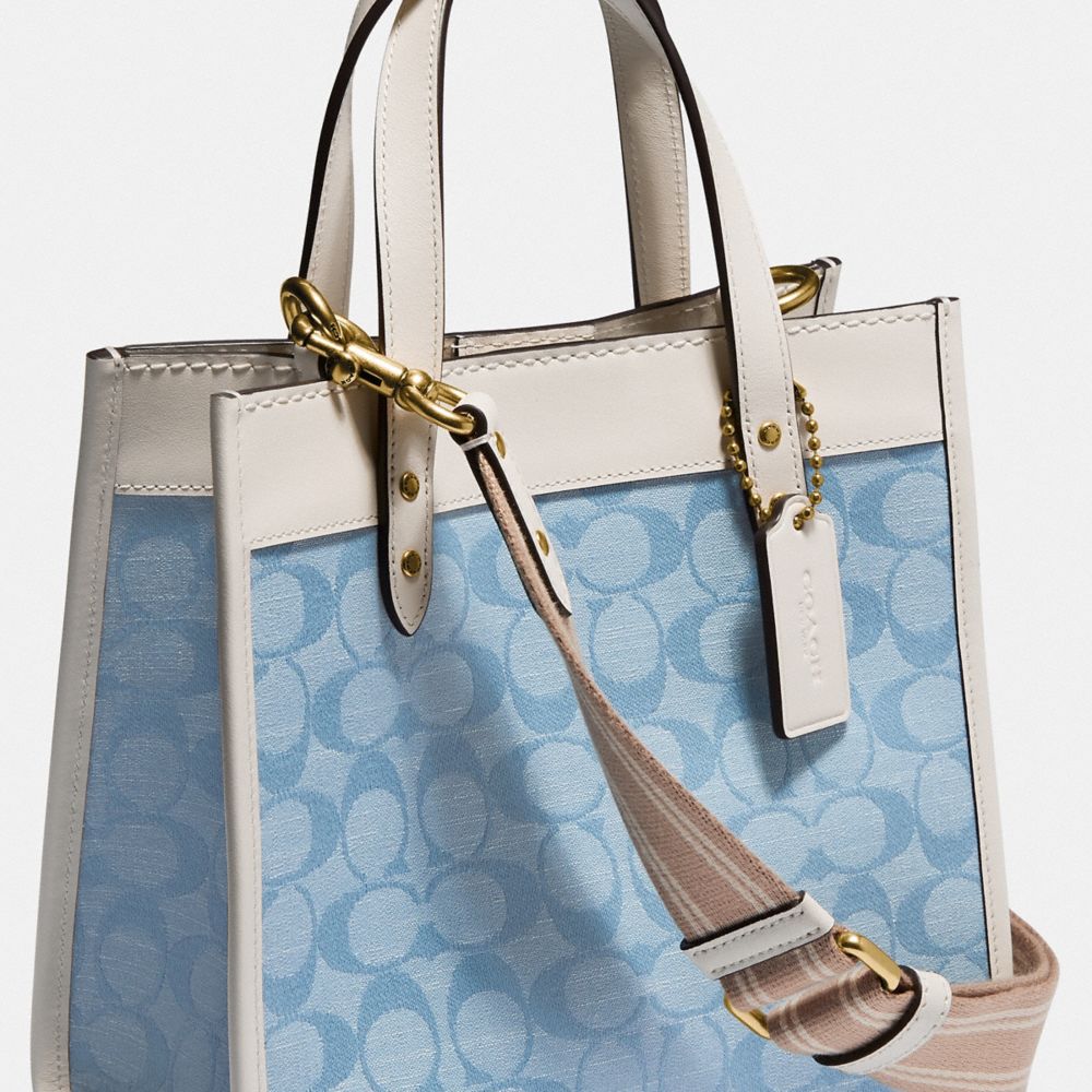 Coach tote 22 2025 in signature chambray