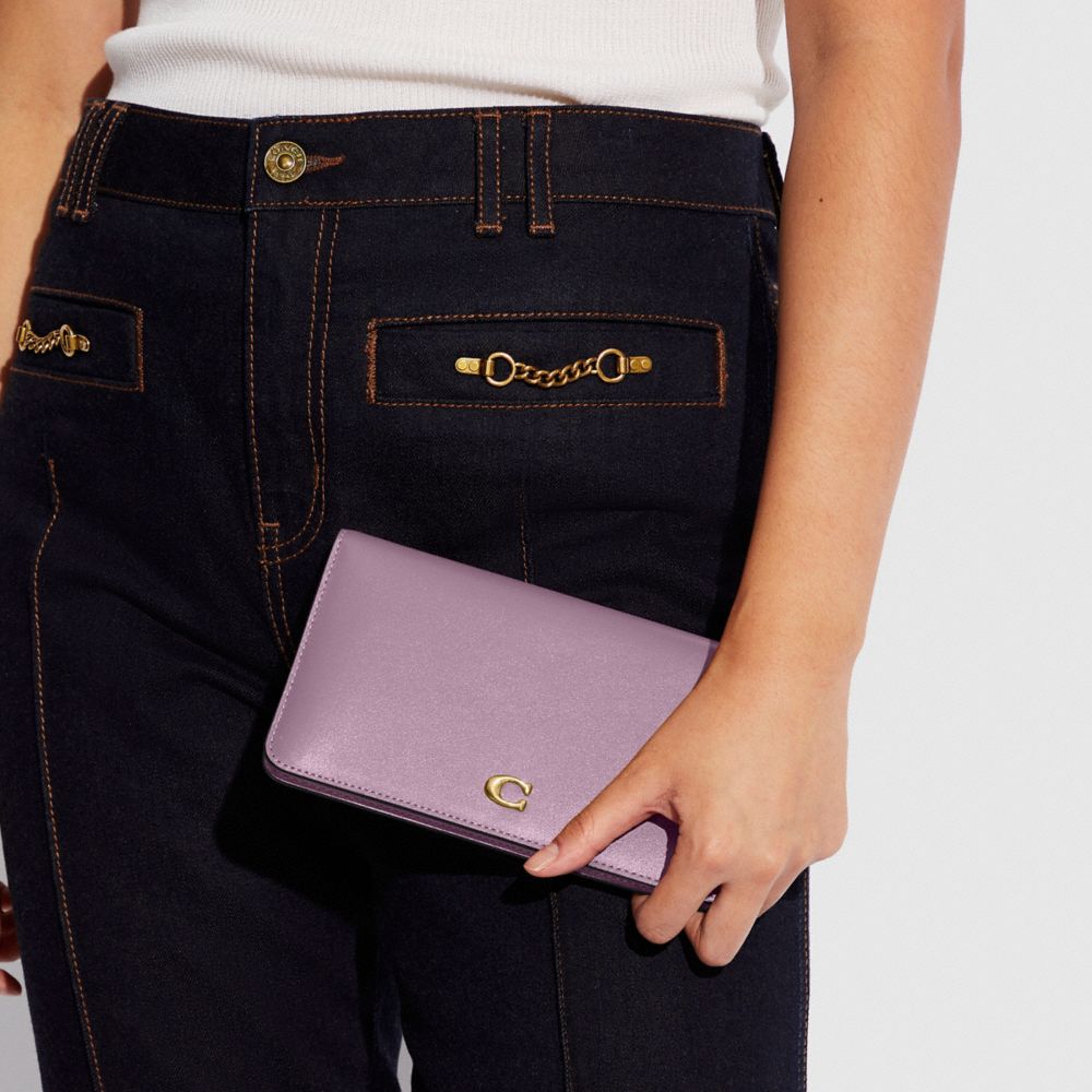 COACH®,PORTEFEUILLE FIN,Laiton/Pourpre Glace,Detail View