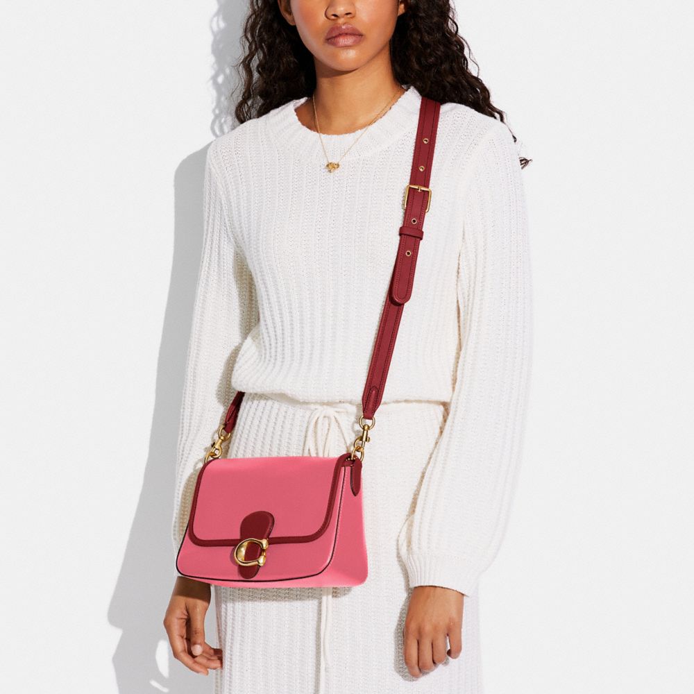 COACH®,SAC À BANDOULIÈRE SOFT TABBY EN COLORBLOCK,Laiton/Pastèque Multi,Detail View