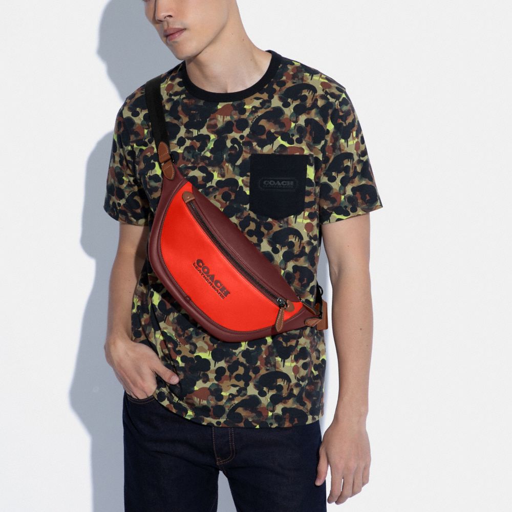 COACH®,SAC BANANE LEAGUE AVEC CONTRASTE DE COULEUR,Cuir de veau raffiné,Rouge Orange Multi,Detail View