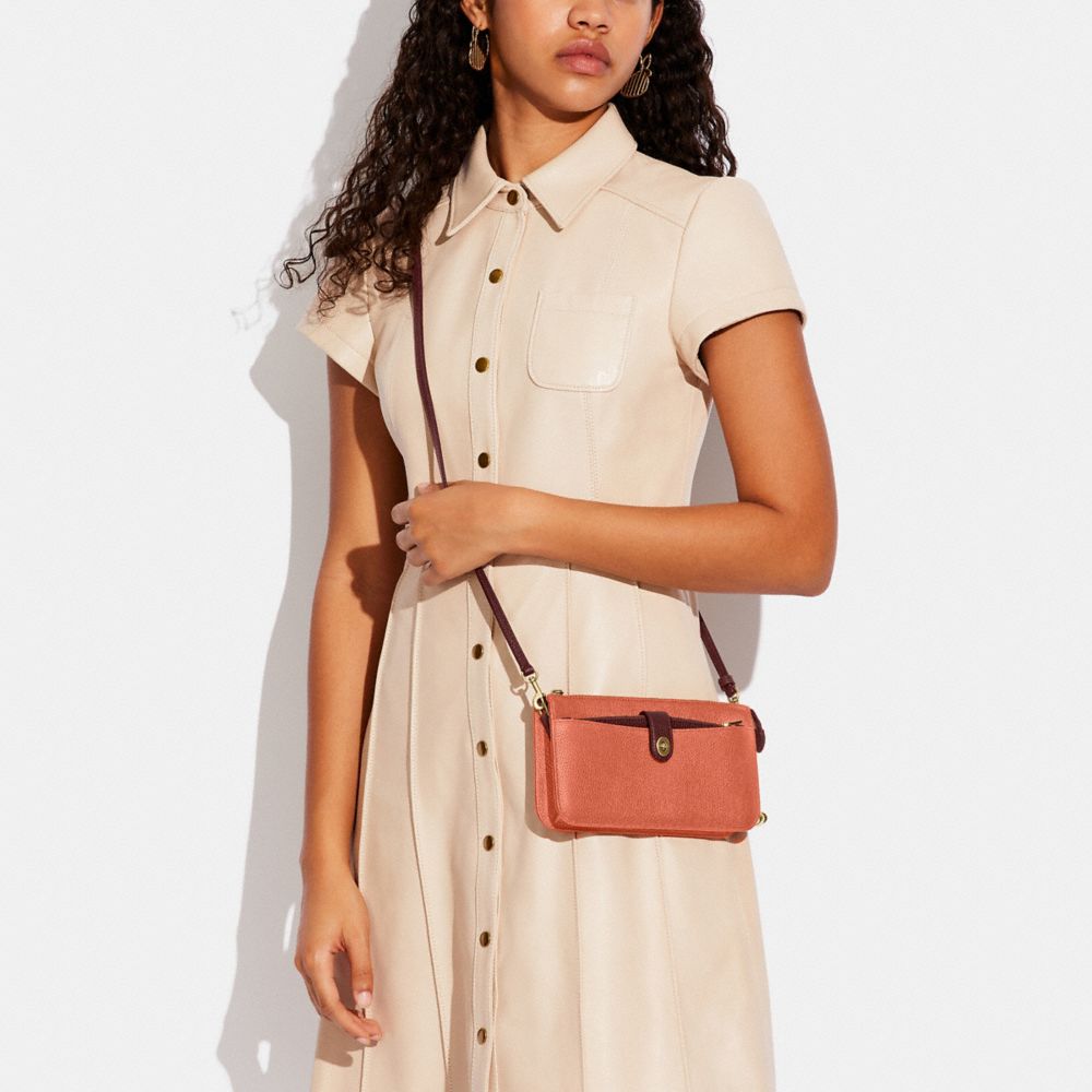COACH®,SAC MESSENGER POP-UP EN COLOR BLOCK NOA,Cuir galet,Laiton/Corail pâle Multi,Detail View