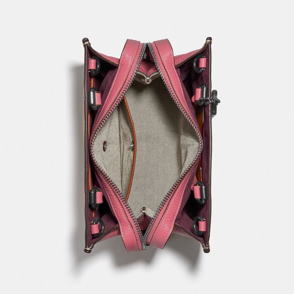 COACH®,ACHETEZ MAINTENANT LE ROGUE 25 EN CUIR ORIGINAL DE SOURCE RESPONSABLE,Cuir responsable d'origine,Étain/Rouge,Inside View,Top View