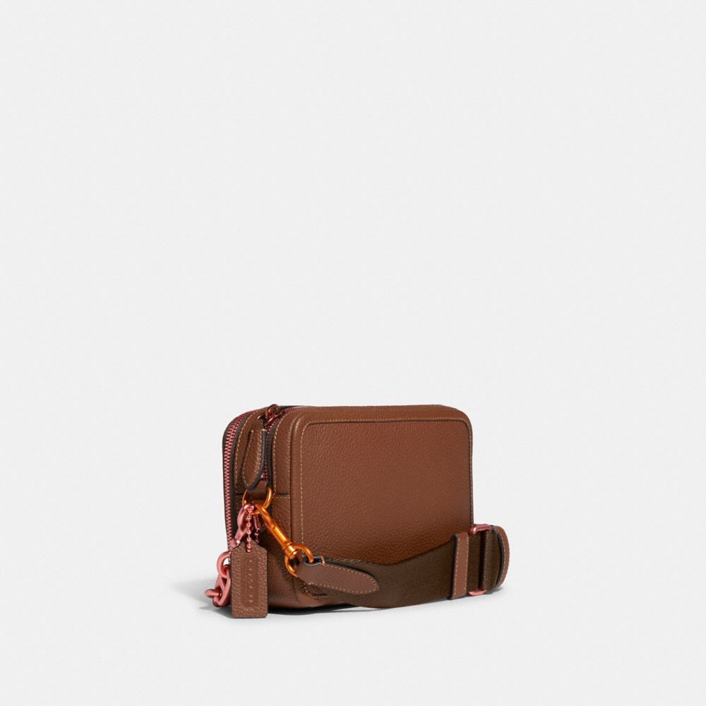 COACH®,PORTÉ-CROISÉ CHARTER AVEC CHAÎNE,Cuir galet,Brun foncé,Angle View