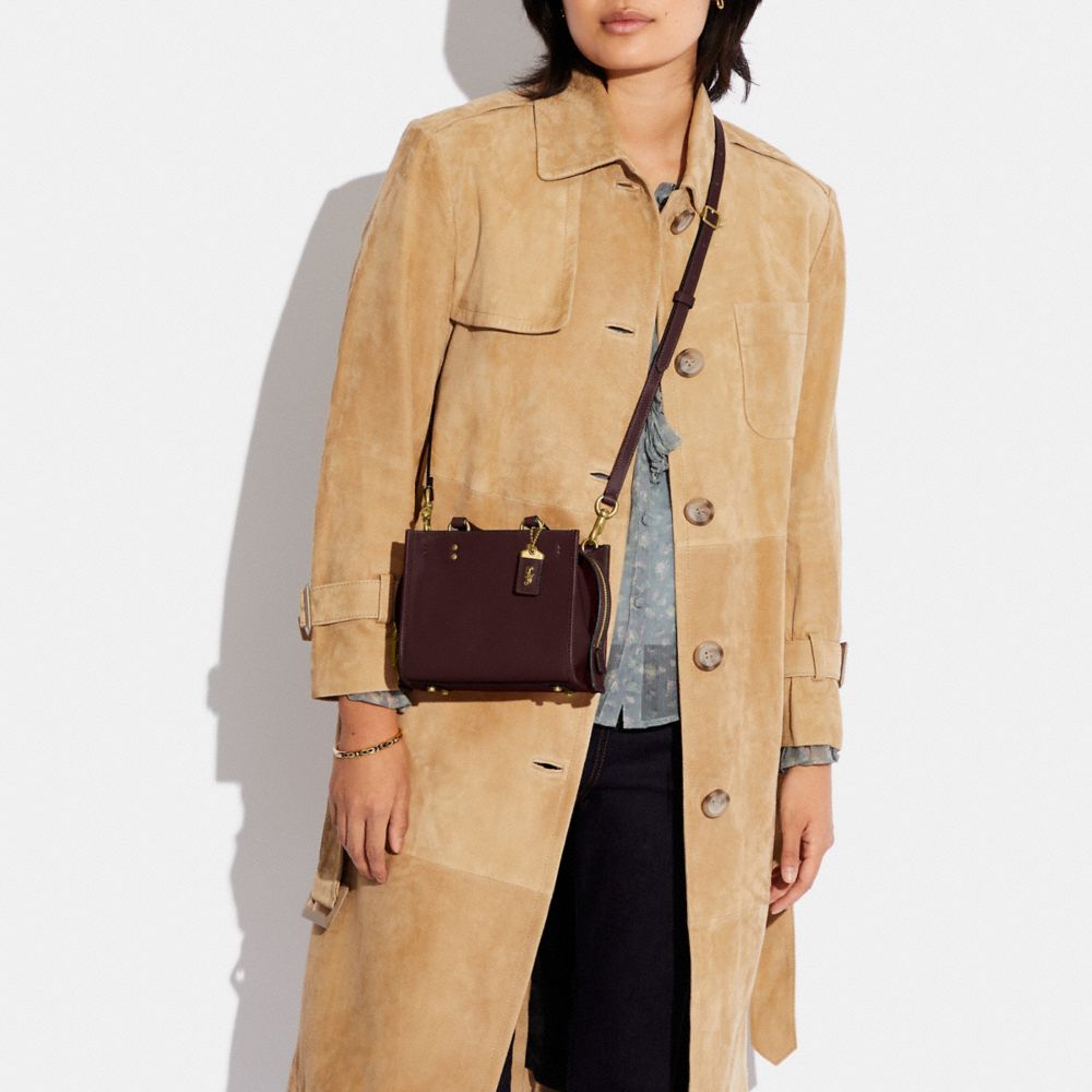 COACH®,ROGUE 17 EN CUIR NATUREL ORIGINAL,Cuir naturel original,Laiton/Coquille de noix,Detail View