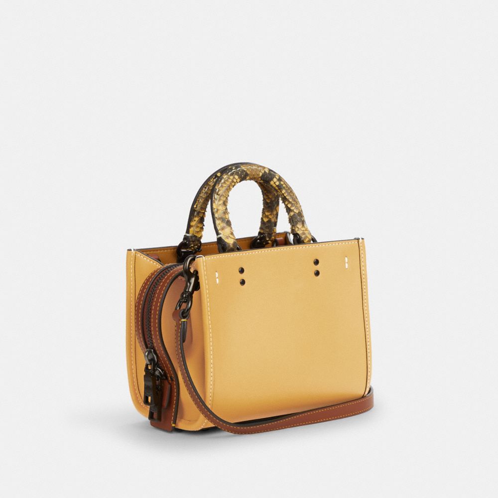 COACH®,ROGUE 17 AVEC DÉTAILS EN PEAU DE SERPENT,Cuir tanné à gant,Étain/Foin,Angle View