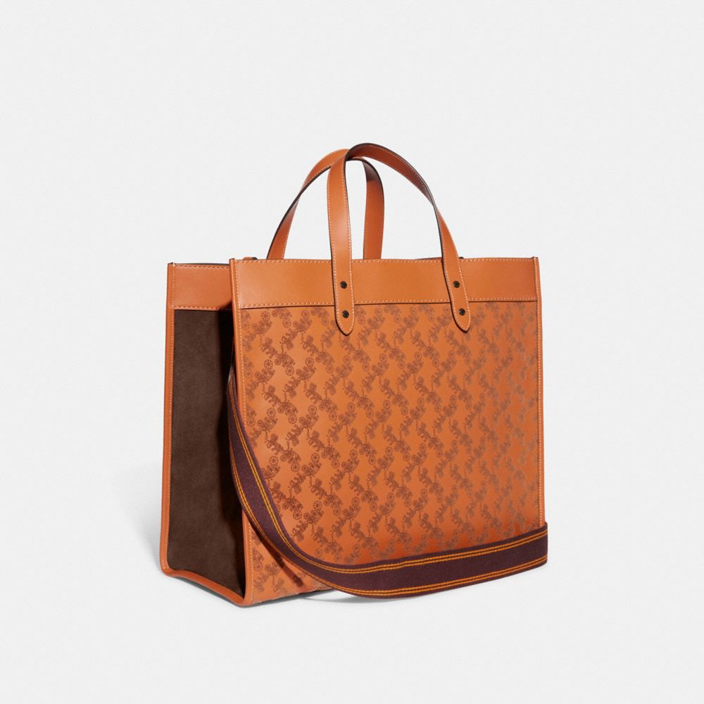 COACH®,CABAS FIELD 40 AVEC CHEVAL ET CHARIOT,Cuir lisse,CARAMEL,Angle View