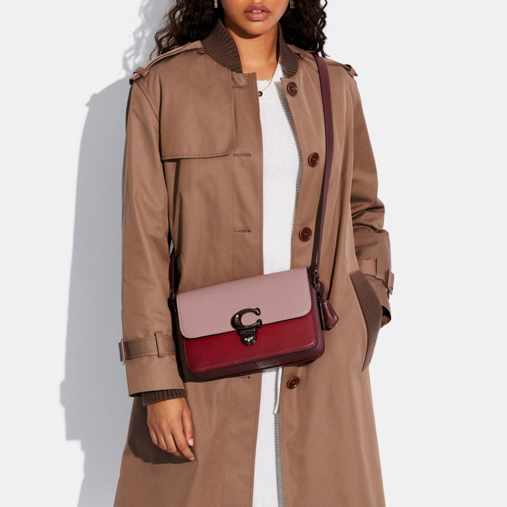COACH®,SAC ÉPAULE STUDIO AVEC CONTRASTE DE COULEURS,Cuir tanné,Étain/Rose Multi,Detail View