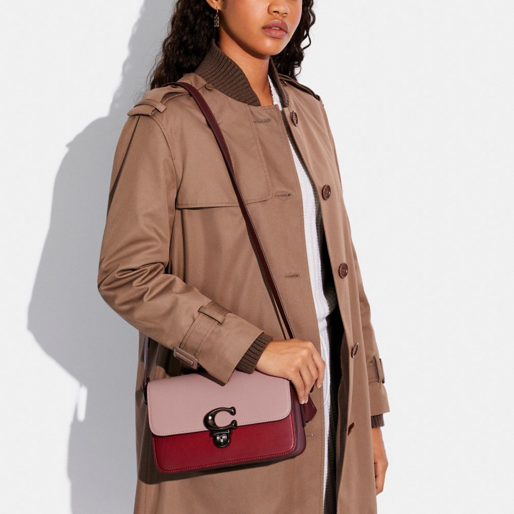 COACH®,SAC ÉPAULE STUDIO AVEC CONTRASTE DE COULEURS,Cuir tanné,Étain/Rose Multi,Detail View