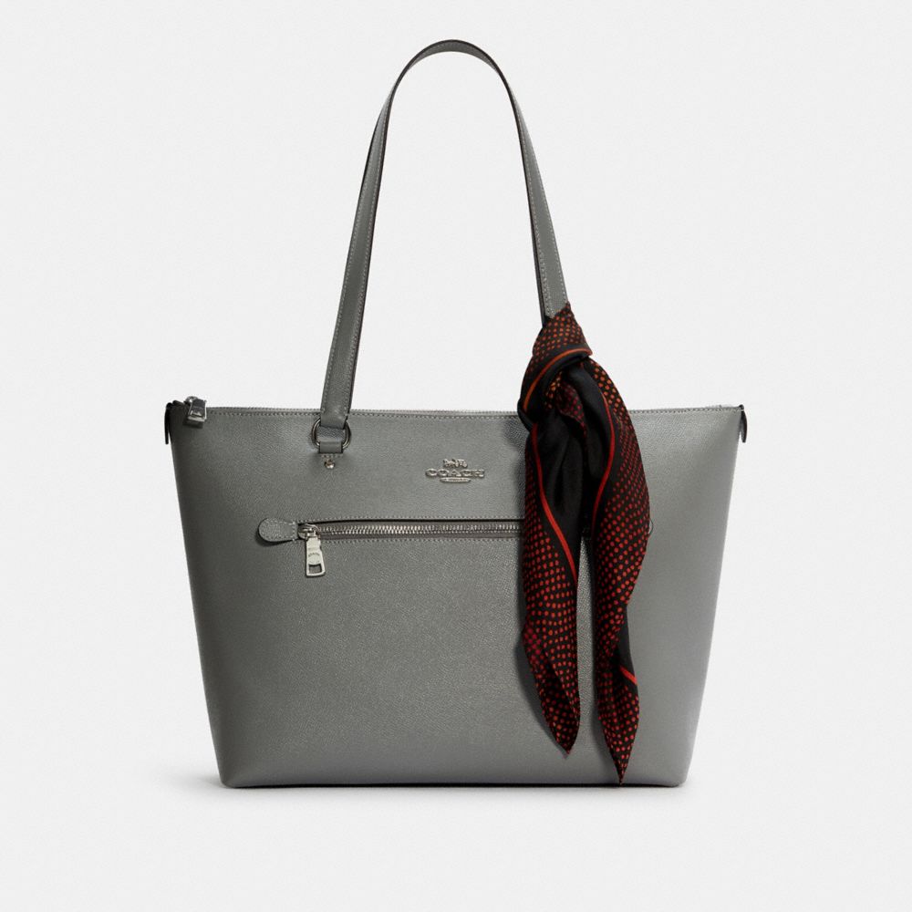 COACH®,FOULARD CARRÉ EN SOIE IMPRIMÉ CHEVAL ET CALÈCHE,n / A,Pourpre/Polychrome,Angle View