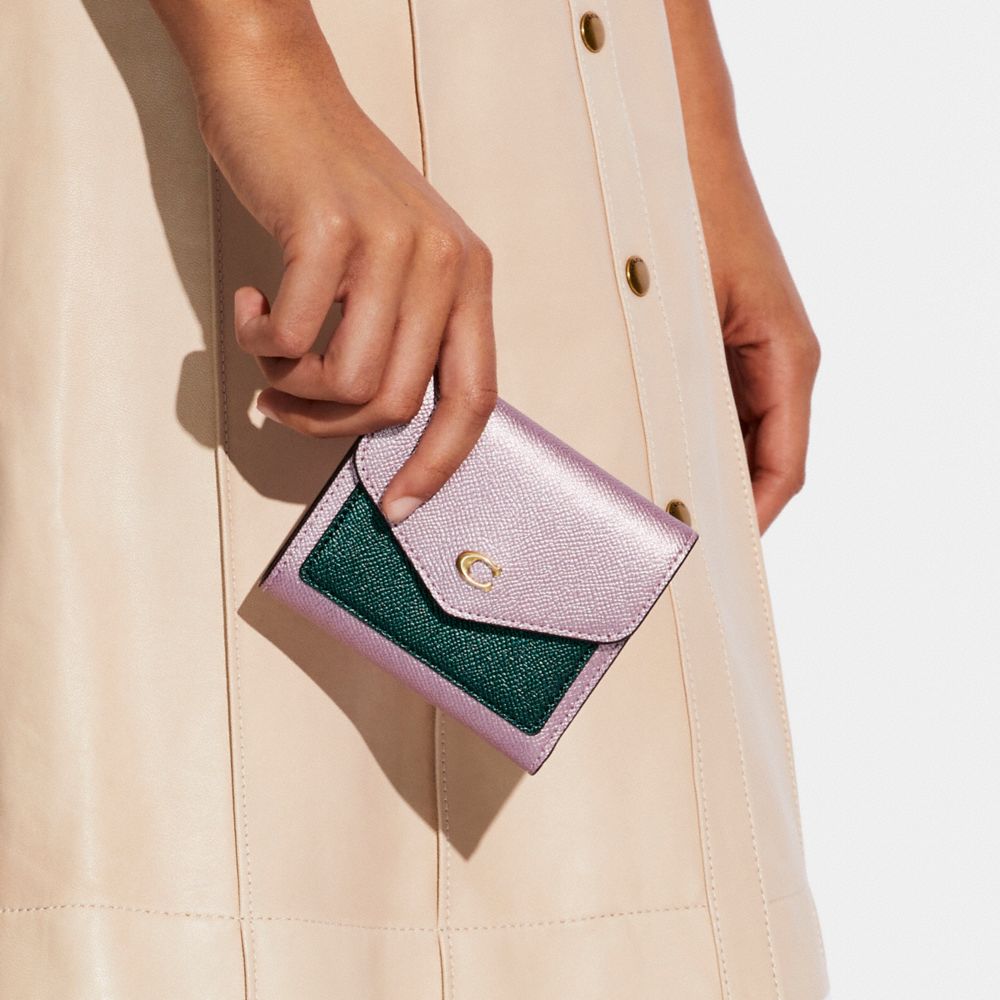 【COACH】WYN SMALL WALLET IN COLORBLOCK SIGNATURE CANVAS cag46_b4som_a0