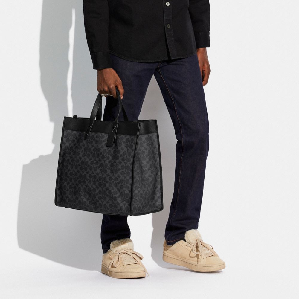 Coach Field Tote 22 in Signature Denim – Club de Mode