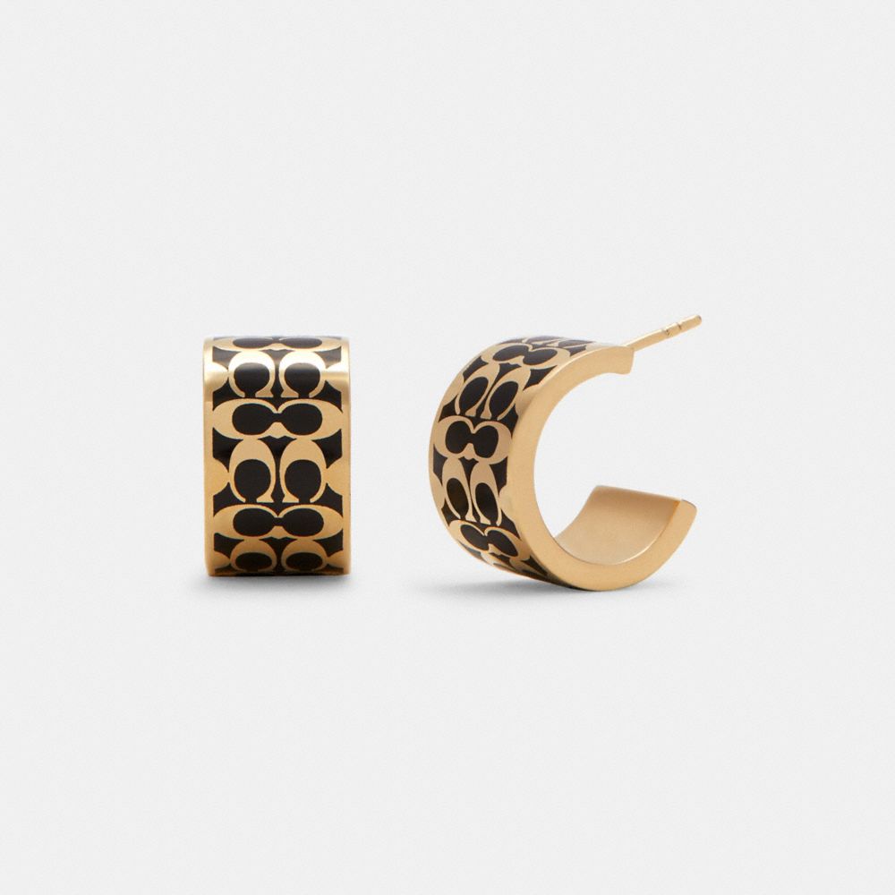 COACH®,BOUCLES D’OREILLES HUGGIE EN ÉMAIL SIGNATURE,Laiton,Or/Noir,Front View