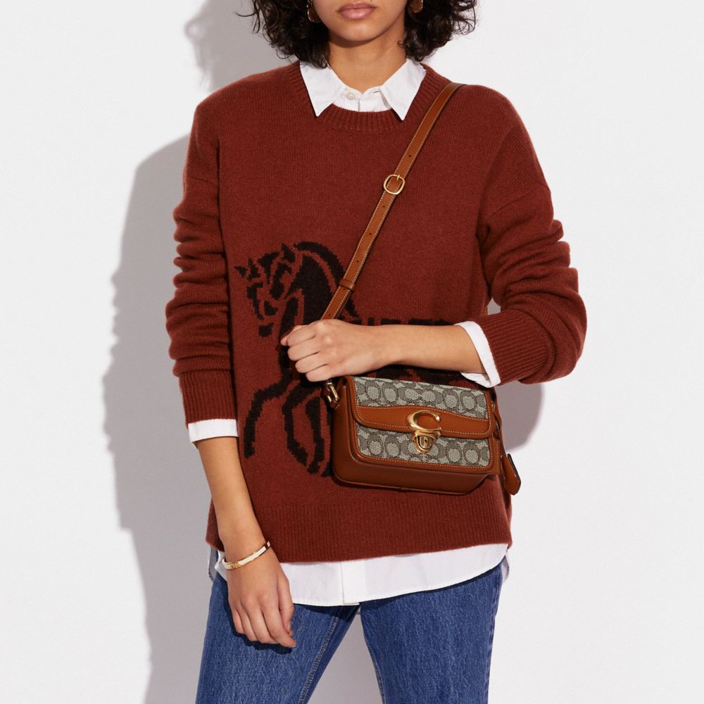 COACH®,SAC PORTÉ ÉPAULE STUDIO 19 EN JACQUARD SIGNATURE,Jacquard exclusif,Laiton/Cacao Ambre Poli,Detail View