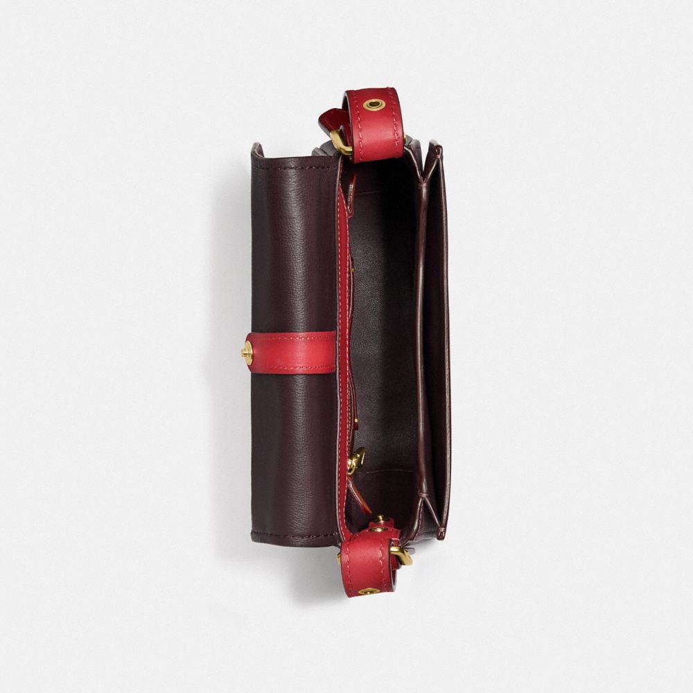 Sac de selle 23 en cuir tanné à gant avec épingles recyclé de façon créative