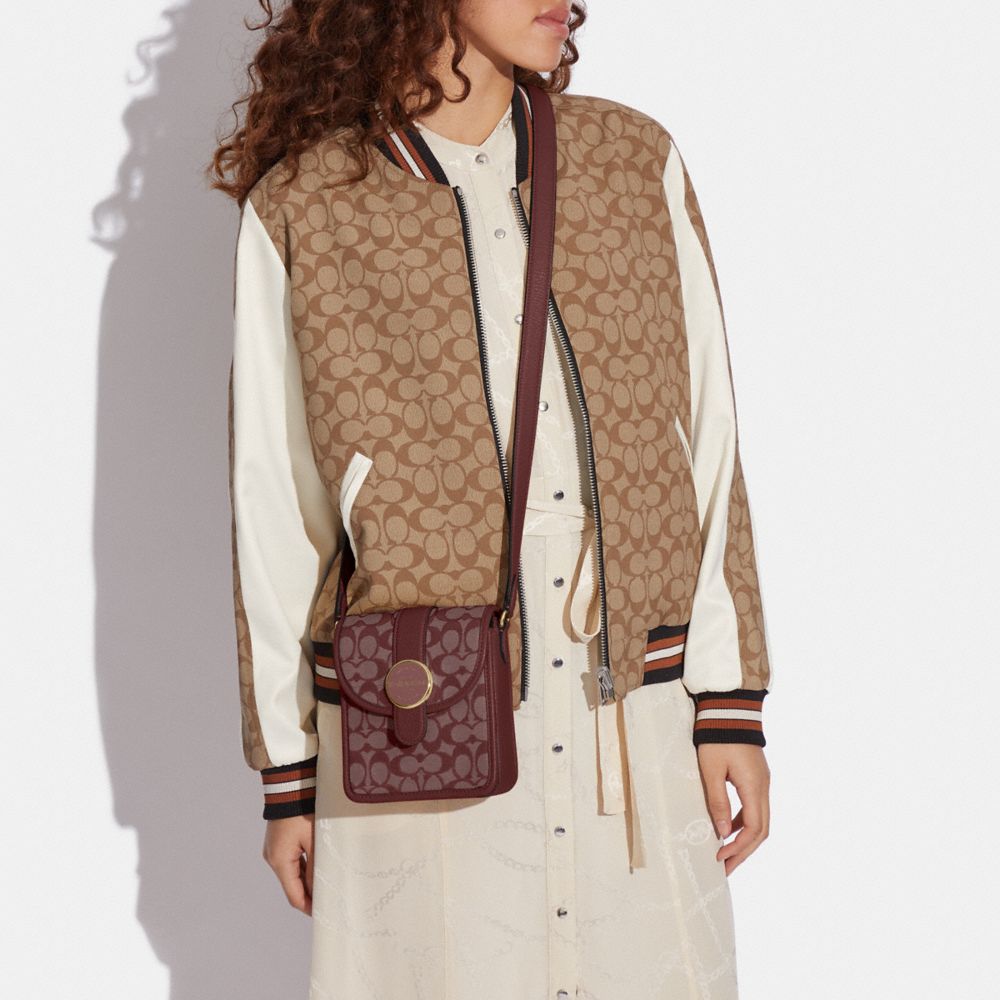 COACH®,PORTÉ-CROISÉ NORD/SUD LONNIE EN JACQUARD SIGNATURE,Or/Rouge vin multi,Detail View