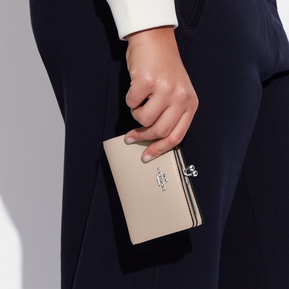 COACH®,キスロック ミディアム ウォレット,ミニ財布(二つ折り&三つ折り),ｼﾙﾊﾞｰ/ｽﾁｰﾑ