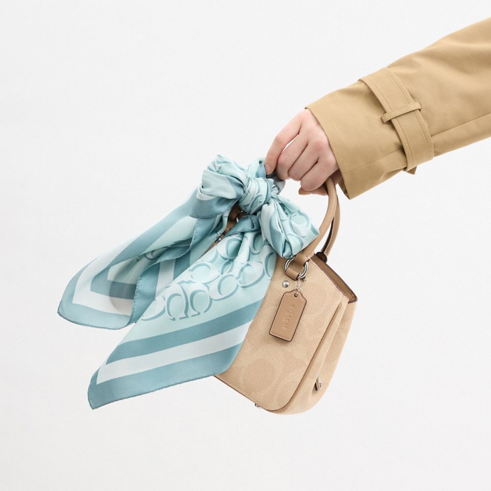 COACH®,ÉCHARPE CARRÉE EN SOIE EXCLUSIVE À MOTIF,Bleu pâle,Detail View