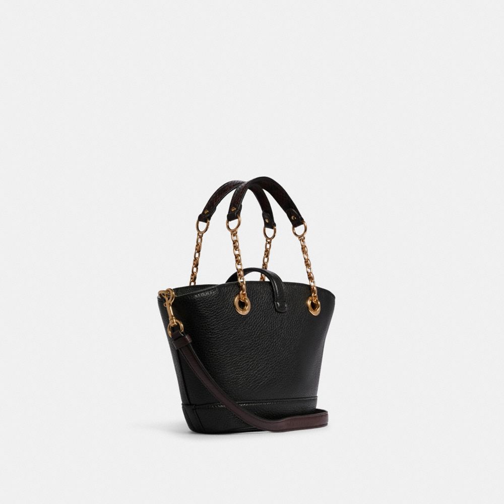 Bucket bag with outlet chain