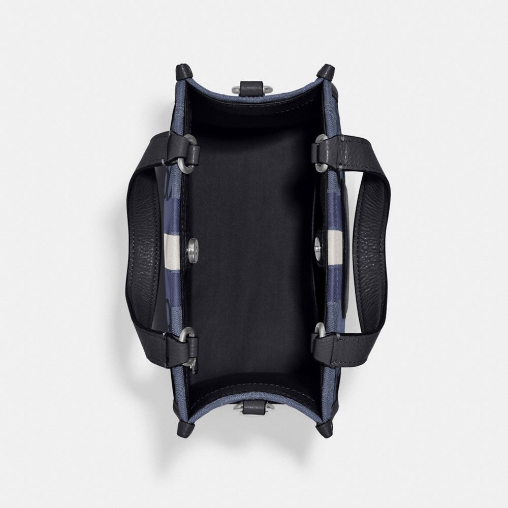 COACH®,デンプシー トート 22 シグネチャー ジャカード ウィズ ストライプ アンド コーチ パッチ,トートバッグ,ｼﾙﾊﾞｰ/ﾃﾞﾆﾑ/ﾐｯﾄﾞﾅｲﾄ ﾈｲﾋﾞｰ ﾏﾙﾁ