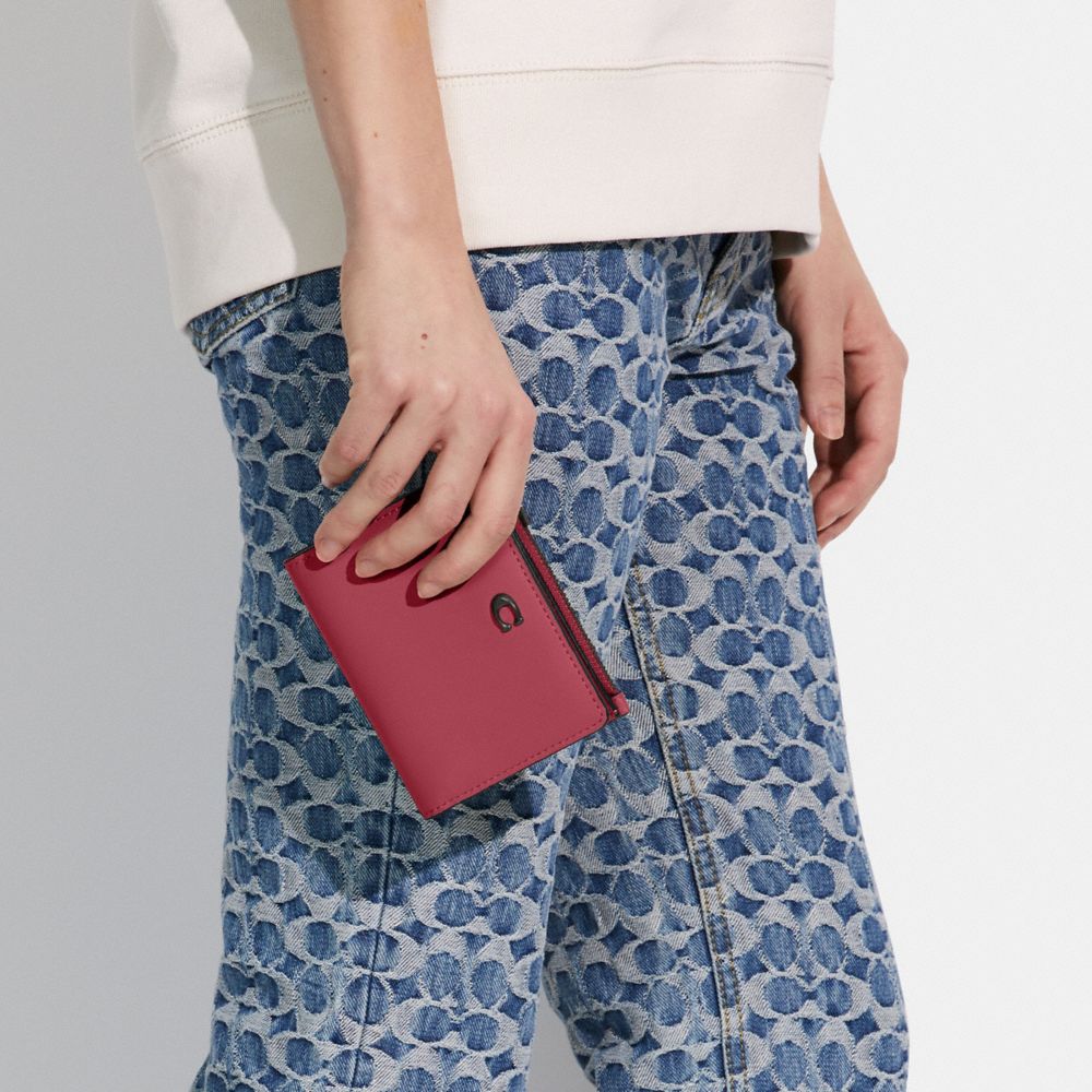 COACH®,PORTEFEUILLE À DEUX VOLETS ET BOUTON-PRESSION,Étain/Rouge,Detail View