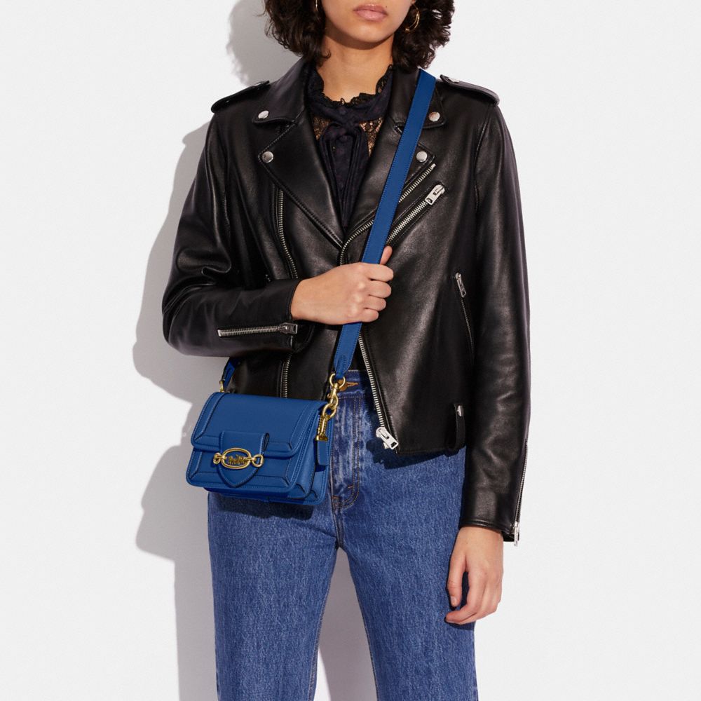 COACH®,PORTÉ-CROISÉ HERO,Cuir tanné,Laiton/Nageoire bleue,Detail View