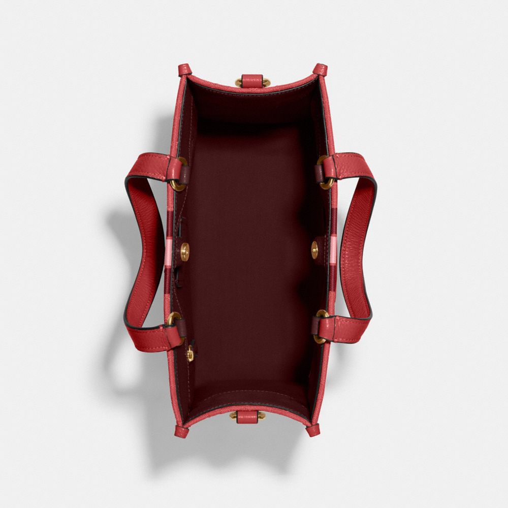 COACH®,デンプシー キャリーオール シグネチャー ジャカード ウィズ ストライプ アンド コーチ パッチ,ハンドバック&サッチェル,ﾚｯﾄﾞ ｱｯﾌﾟﾙ ﾏﾙﾁ