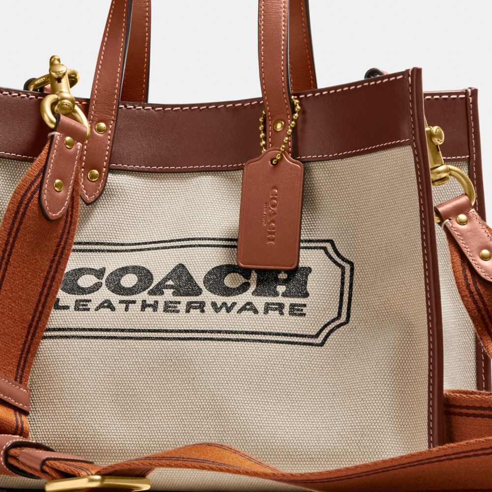 マグネット式開閉【新品】COACH  フィールドトート　30 ウィズ　コーチ　バッジ C8459