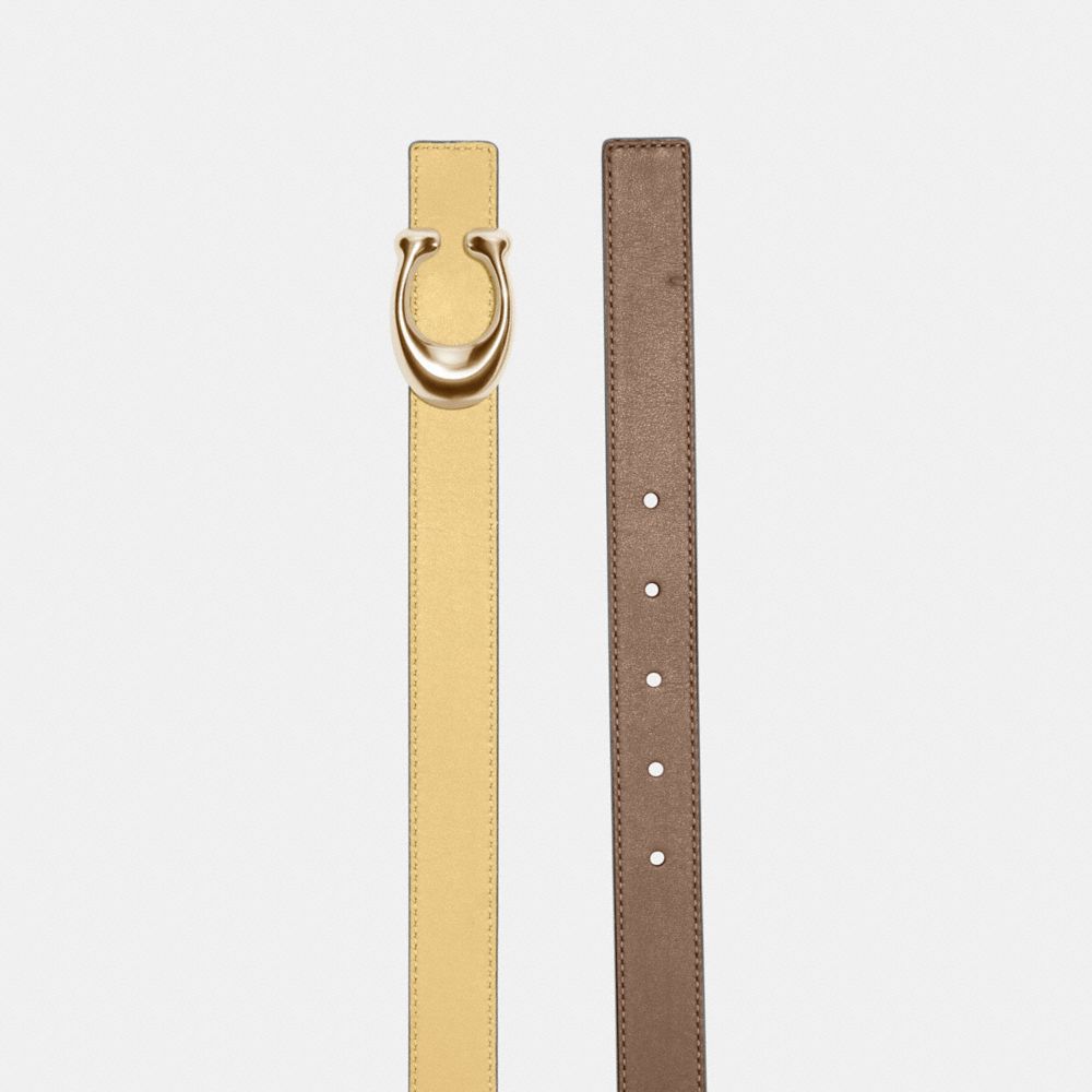 COACH®,CEINTURE À BOUCLE SIGNATURE SCULPTÉE, 25 MM,Laiton/Taupe vanille,Angle View