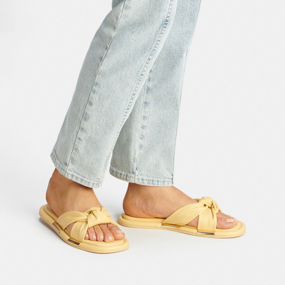 COACH®,SANDALE BROOKLYN,Cuir,VANILLE,Detail View