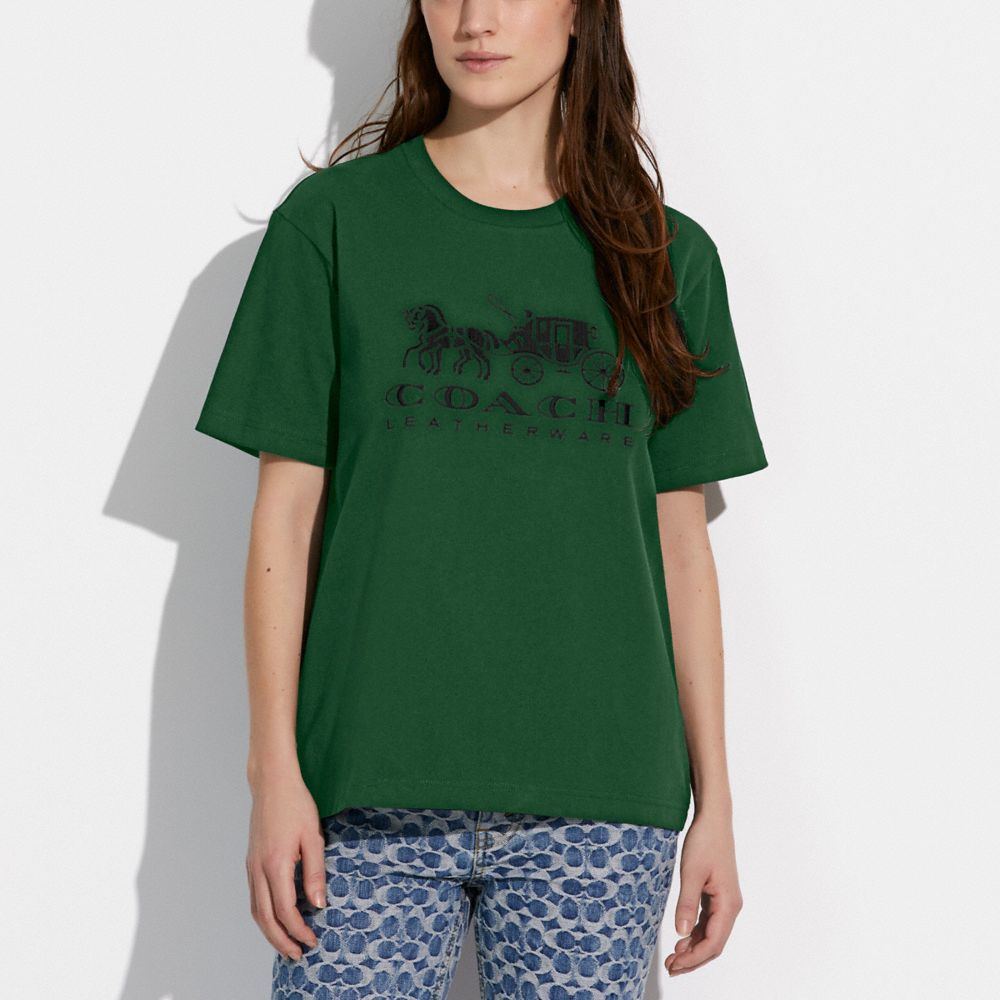 COACH®,エバーグリーン ホース アンド キャリッジ Tシャツ オーガニック コットン,ﾀﾞｰｸ ﾊﾟｲﾝ