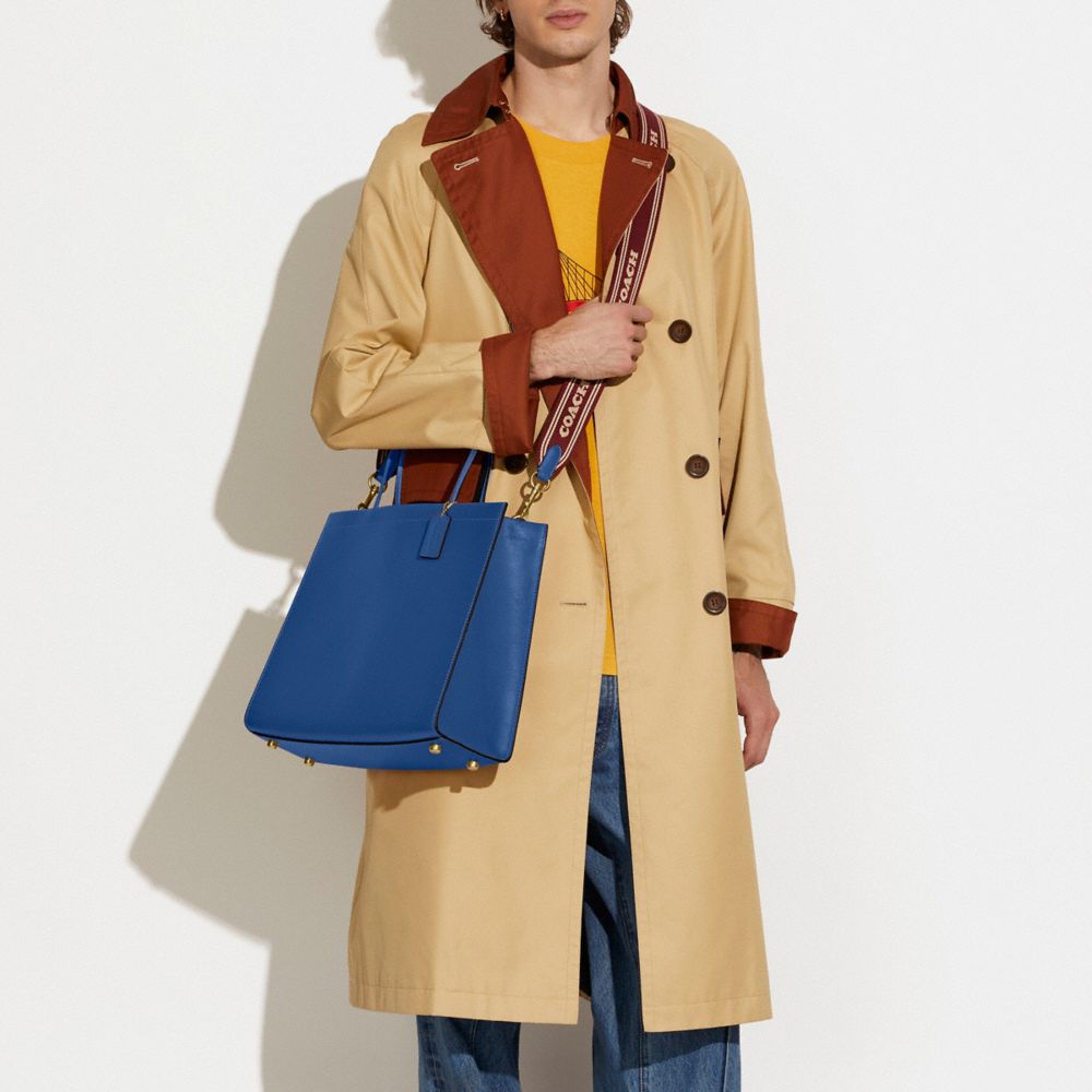 COACH®,CABAS 32 CASHIN,Ailette Bleue,Detail View