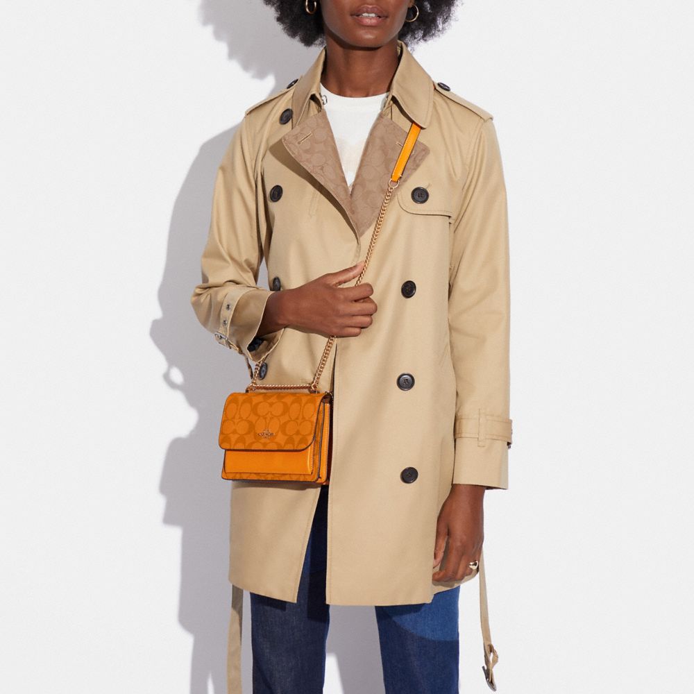 COACH®,MINI PORTÉ-CROISÉ KLARE EN TOILE SIGNATURE,Tissu en toile exclusif,Im/Orange pâle,Detail View