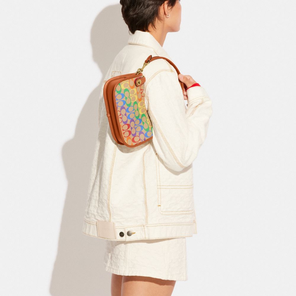 COACH®,SAC À BANDOULIÈRE EN TOILE SIGNATURE ARC-EN-CIEL,Toile enduite exclusive/cuir,B4/Bronzé Noisette Multi,Detail View