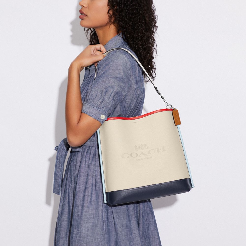 COACH FIELD BUCKET BAG WITH COLORBLOCK QUILTING AND COACH BADGE –