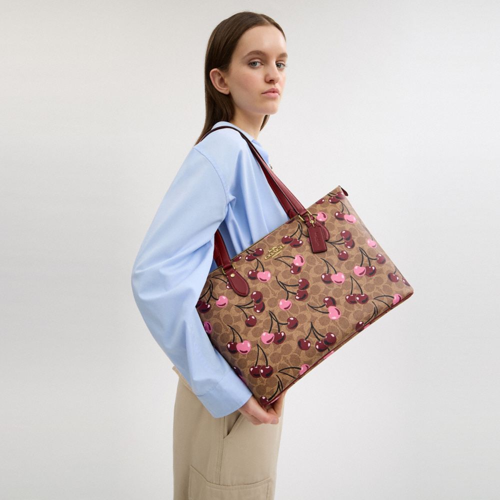 COACH®,CABAS GALLERY EN TOILE SIGNATURE AVEC IMPRIMÉ CERISE,Tissu en toile exclusif,Or/Havane multi,Detail View