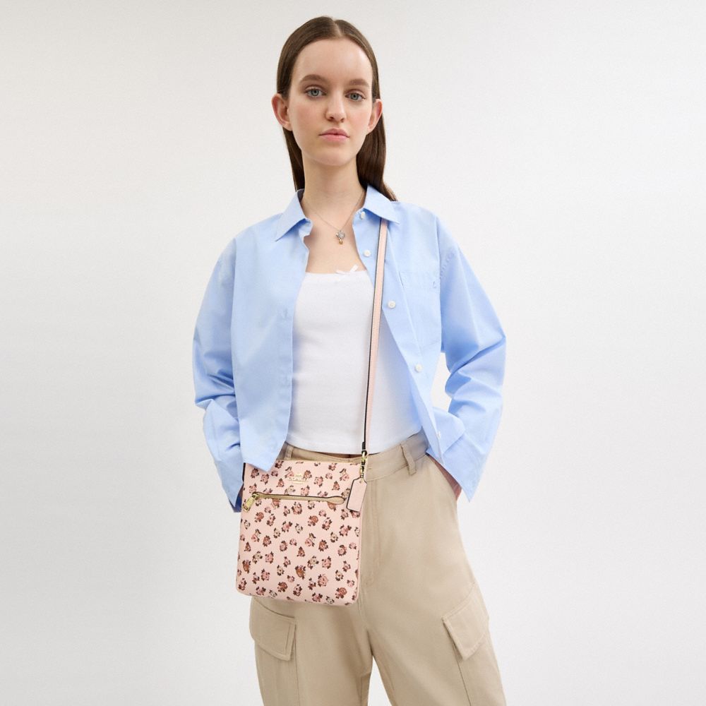 COACH®,MINI SAC DE CLASSEMENT ROWAN AVEC IMPRIMÉ ROSE,Or/Rose fard multi,Detail View