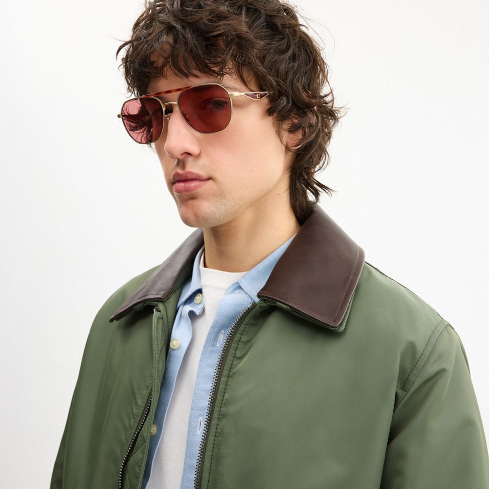 COACH®,LUNETTES DE SOLEIL NAVIGATEUR AVEC ÉLÉMENT C EN MÉTAL,Rouge vin écaille de tortue,Angle View