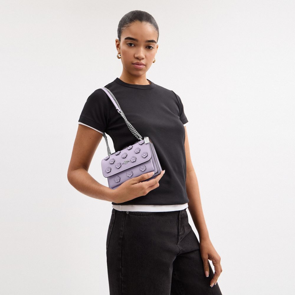 COACH®,MINI SAC BANDOULIÈRE KLARE AVEC APPLIQUÉ FLORAL,Argent/Lilas,Detail View