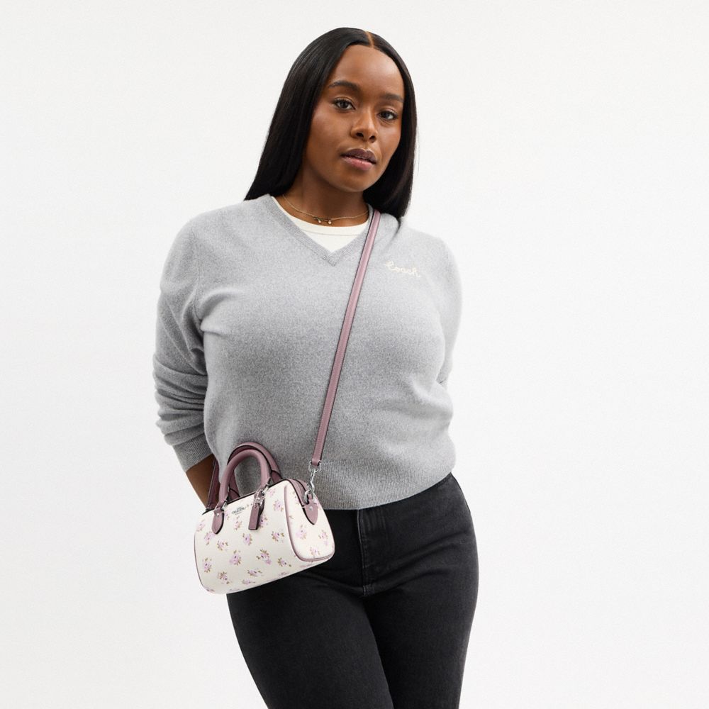 COACH®,MINI SAC BANDOULIÈRE ROWAN AVEC MOTIF FLEURI,Argent/Craie multi