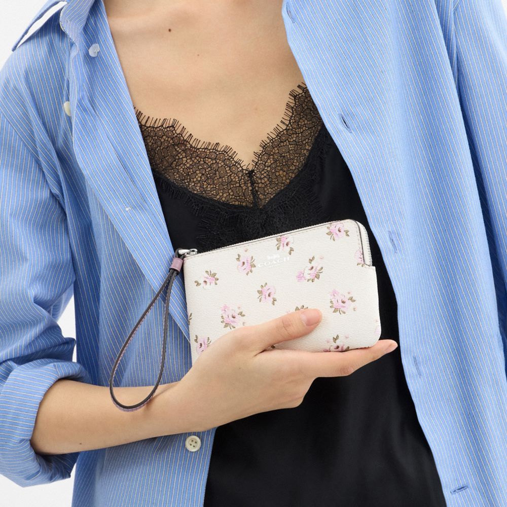 COACH®,WRISTLET À FERMETURE ZIPPÉE D’ANGLE AVEC MOTIF FLEURI,Argent/Craie multi,Detail View