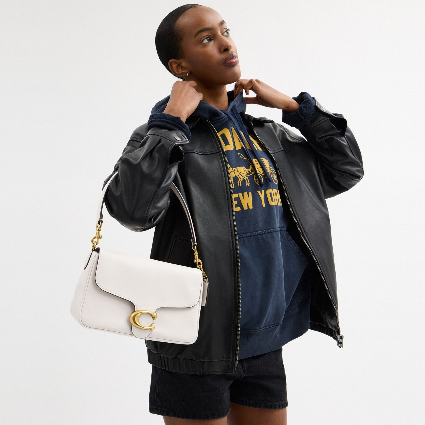 Женская сумка Coach Soft Tabby Shoulder, цвет: Латунный / Меловой — фото 10