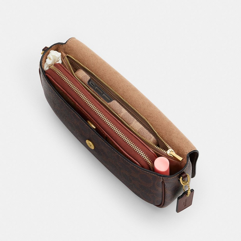 Женские сумки Coach Brook Flap Chain Bag In Signature Canvas — фото 3