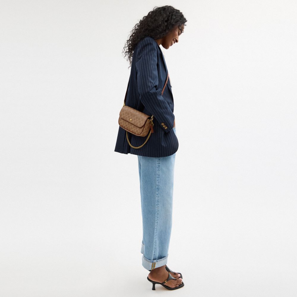 Coach Brook Tasche Aus Signature-canvas Mit Umschlag Und Kettenriemen In Multi