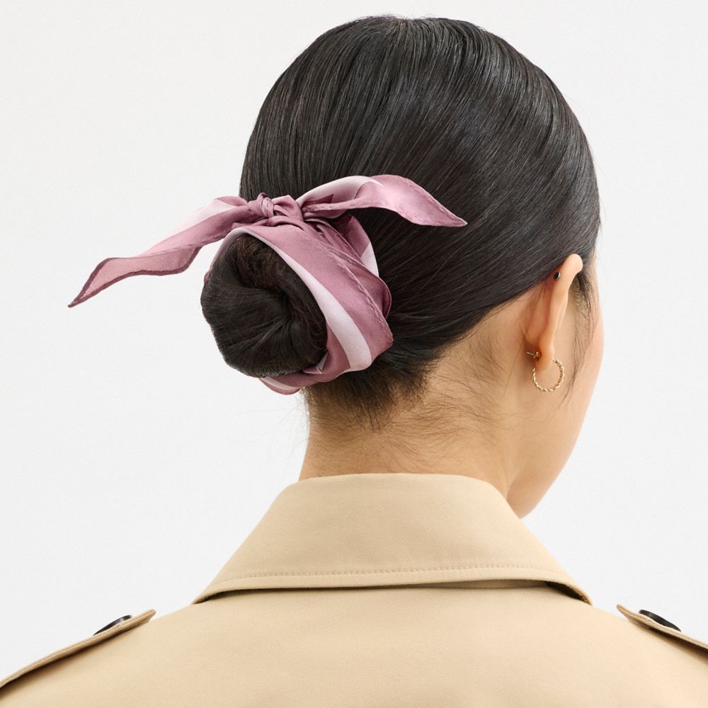 COACH®,ÉCHARPE LOSANGE EN SOIE EXCLUSIVE,Lilas,Detail View